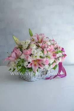 خرید سبد گل لیلیوم صورتی به صورت آنلاین با روبان بنفش - VIP