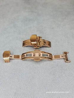 قفل پروانه‌ایی بند چرمی دکمه دار رنگ رزگلد