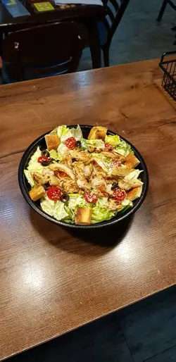 سالاد سزار با مرغ گریل