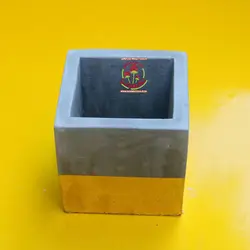 گلدان بتنی مربع با نوار طلائی