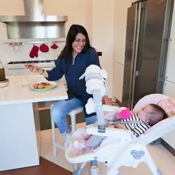 صندلی غذاخوری کودک پلی جیم دار Brevi مدل B.FUN صورتی