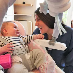 صندلی غذاخوری کودک پلی جیم دار Brevi مدل B.FUN طوسی