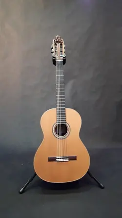 خرید گیتار کلاسیک کمال‌الدین نصری آکبند - دنیای ساز