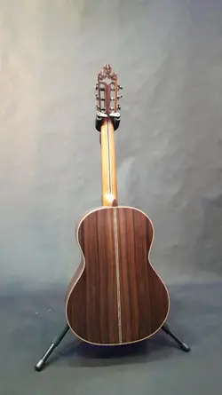 خرید گیتار کلاسیک کمال‌الدین نصری آکبند - دنیای ساز