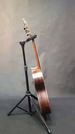 خرید گیتار کلاسیک کمال‌الدین نصری آکبند - دنیای ساز