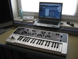 خرید سینتی سایزر رولند ROLAND GAIA SH 01 کارکرده در حد نو با کارتن - دنیای ساز