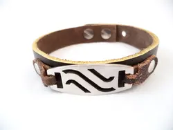 دستبند چرمی اصل استیل 316 نقره ای رنگ طرح موج چرم قهوه ای رنگ