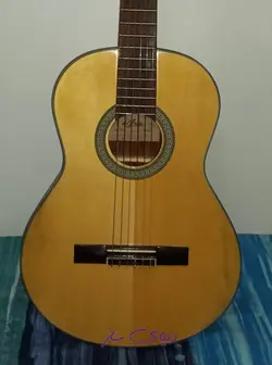 گیتار آریا AK30 قدیمی اصل با جعبه نو نو