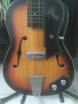 گیتار آکوستیک عتیقه