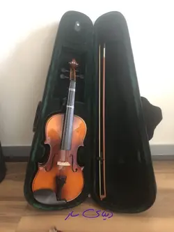 ویولن در حد نو با کیف و کتاب مخصوص