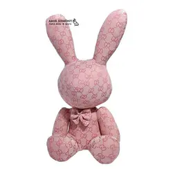 عروسک خرگوش صورتی نشسته