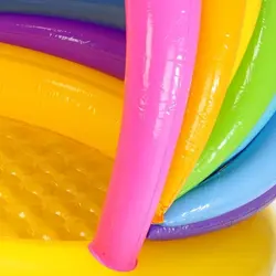 استخر بادی با سایه بان رنگین کمان