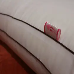 بالش هتلی دیواره دار دایکو ( 1700 گرم ، الیاف میکروژل، پارچه هتلی، کیف دار )