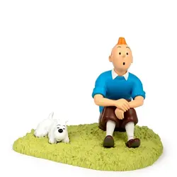 فیگور تن تن و میلو روی چمن Tintin sit in the grass