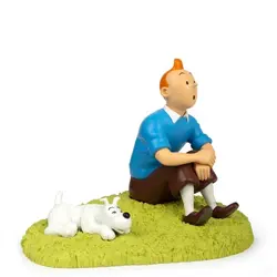 فیگور تن تن و میلو روی چمن Tintin sit in the grass