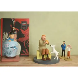 فیگور تن تن و قوطی خرچنگ Tintin looking at the crab tin