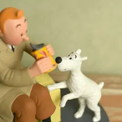 فیگور تن تن و قوطی خرچنگ Tintin looking at the crab tin