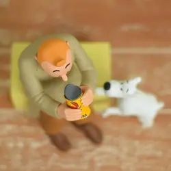 فیگور تن تن و قوطی خرچنگ Tintin looking at the crab tin