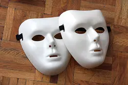 ماسک نمایشی خنثی سفید