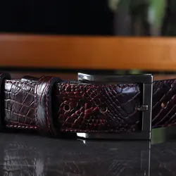 خرید آنلاینکمربند مردانه چرم طبیعی نسن - طرح کروکودیل زرشکی مدل زبانه‌دار KK2 - کراوات نسن