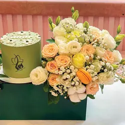 باکس گل و کیک مدل آبتین [ گل و کیک با تم سبز و ملیه ]