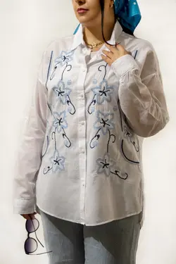 شومیز گلدوزی نخی ترک رنگ آبی طرح نیلوفر