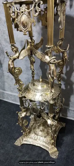 کنار سالنی میوه خوری ایستاده برنجی برنزی مدل ۸ فرشته با ظرف سرمه ای