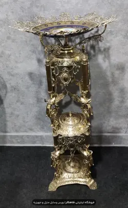 کنار سالنی میوه خوری ایستاده برنجی برنزی مدل ۸ فرشته با ظرف سرمه ای