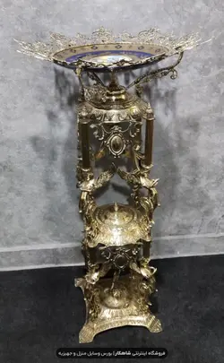 کنار سالنی میوه خوری ایستاده برنجی برنزی مدل ۸ فرشته با ظرف سرمه ای