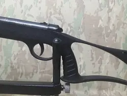 تفنگ بادی گل مشکی در حد پلمپ 5 شلیک به همراه کیف تفنگ و ساچمه