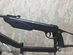 تفنگ بادی گل مشکی در حد پلمپ 5 شلیک به همراه کیف تفنگ و ساچمه