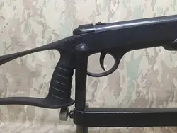 تفنگ بادی گل مشکی در حد پلمپ 5 شلیک به همراه کیف تفنگ و ساچمه