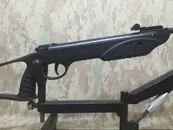 تفنگ بادی گل مشکی در حد پلمپ 5 شلیک به همراه کیف تفنگ و ساچمه