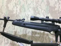 تفنگ بادی ماكسیموس مد 008 قنداق تامب هول در حد نو همراه دوربین زوم دار نوركونیا ، كيف حمل و پايه تفنگ و فنر اضافه فابريك