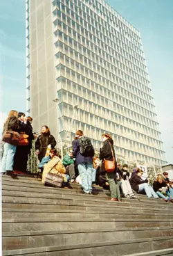 نادیده گرفتن حقوق معلولین،ناتوانان و سالخوردگان در طراحی و اجرای مبلمان شهری