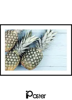 آناناس بر روی چوب