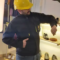 کاپشن شلوار کار مردانه مهندسی مدل یقه ایستاده چهارجیب جلو زیپ دار قاپک دار شلوار جیب دار کمر کشی رنگ مشکی زرد کد 17999