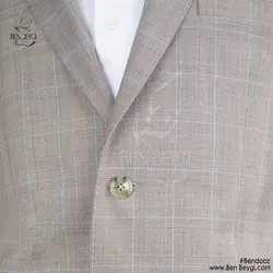 کت و شلوار فرم اداری مردانه پارچه فاستونی رنگ کرم طرح چهارخانه خط آبی یقه انگلیسی کد RAM5362