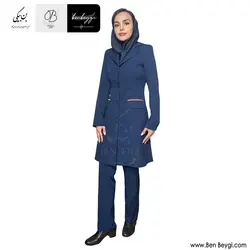 مانتو شلوار اداری پارچه بزیاق رنگ سرمه ای یقه انگلیسی با نواردوزی طلایی کد 29377