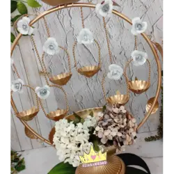 هفت سین دایره ای ایستاده بزرگ طلایی با گل رز سفید