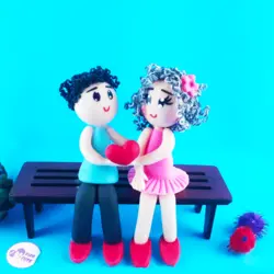 مجسمه خمیری دختر وپسر نشسته روی نیمکت