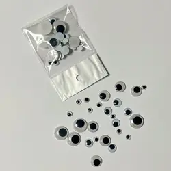 چشم عروسک سیاه‌ و سفید روباه قرمز - کتابفروشی روباه قرمز