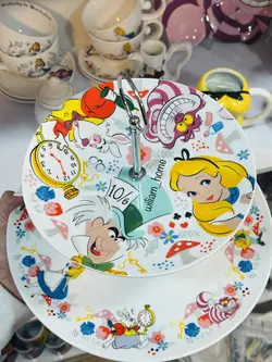 شیرینی خوری آلیس در سرزمین عجایب دیزنی