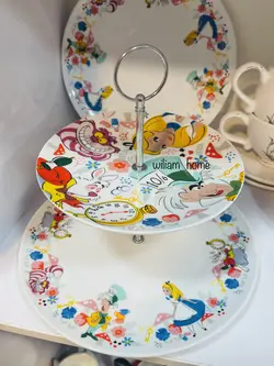 شیرینی خوری آلیس در سرزمین عجایب دیزنی