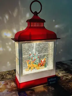 فانوس موزیکال بابانوئل و‌سورتمه گوزن ها، قرمز