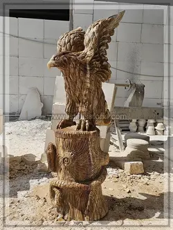 مجسمه عقاب با پایه