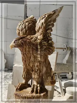 مجسمه عقاب با پایه