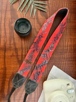 بند دوربین ترنگ طرح خوشنویسی قرمز