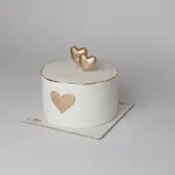 کیک سفید با قلب طلایی