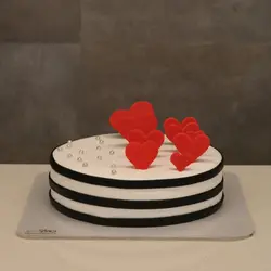 کیک راه راه مشکی سفید